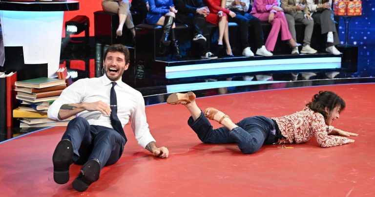 Stefano De Martino, caduta in diretta tv durante l’ultima puntata: ecco cosa è successo. Il video