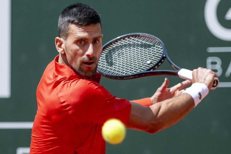 Novak Djokovic ed il tremore incontrollabile alla mano: il video fa il giro del mondo