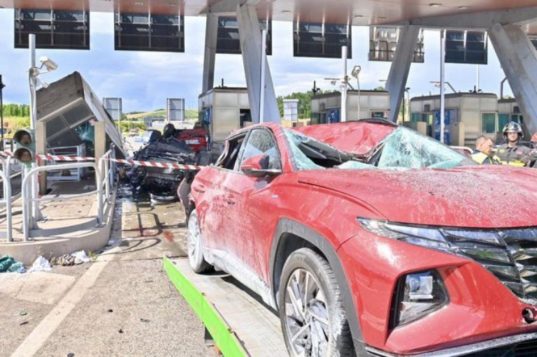 Tragedia al casello autostradale di Rosignano, il racconto del casellante: “Ho visto…”