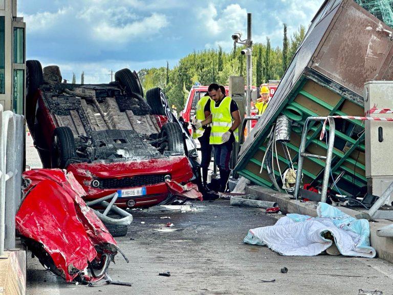 Incidente Rosignano, il video dello schianto: l’auto piomba come un “missile” sul casello