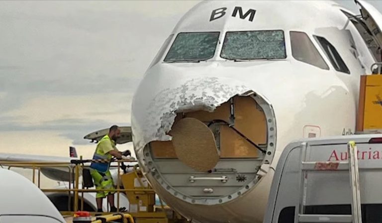 Tempesta di grandine distrugge il parabrezza dell’aereo: paura sul volo Palma-Vienna. Ecco cos’è successo