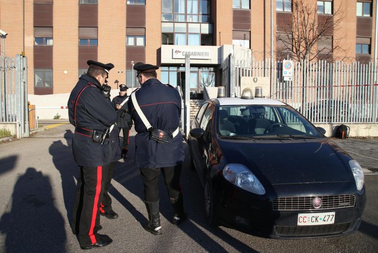 Si presenta in caserma con il cadavere della moglie: “L’ho uccisa…”. Ecco cos’era successo ieri