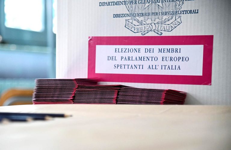 Scrutatrice torna a casa per la pausa pranzo e si lancia dal balcone: ecco cos’è successo durante le elezioni Scrutatrice torna a casa per la pausa pranzo e si lancia dal balcone: ecco cos’è successo durante le elezioni