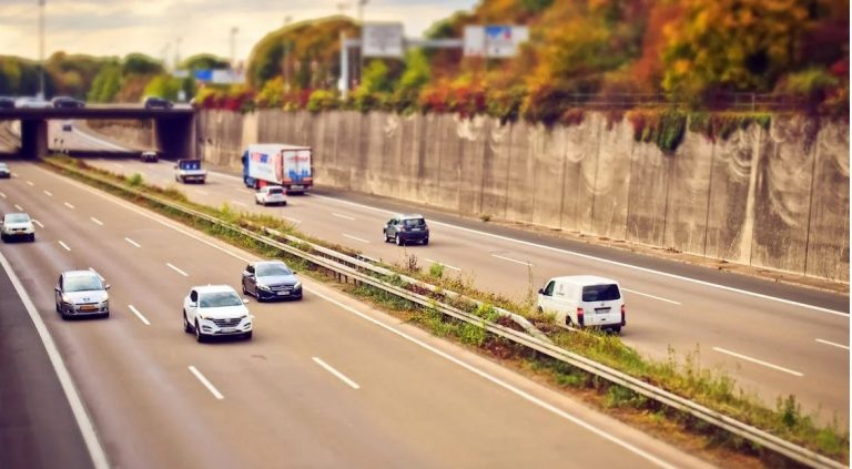 Maxi tamponamento a catena in autostrada in Italia, lunghe code e traffico paralizzato