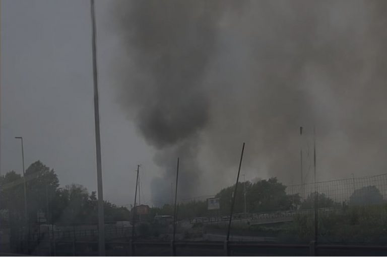 Enorme incendio provoca densa nube di fumo nero: Vigili del Fuoco e ambulanze sul posto. Ecco cos’è successo e dove