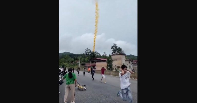 Pezzo di razzo spaziale si schianta sulla città, gente impaurita in fuga. Ecco dove è successo – VIDEO