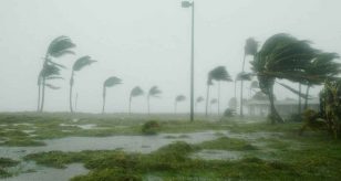 Meteo - Forte maltempo si è abbattuto nelle scorse ore sul Lago di Como, tratte in salvo decine di persone