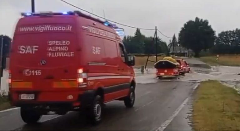 Enorme incendio provoca alta colonna di fumo nero: circolazione dei treni sospesa e strada statale chiusa. Ecco dove