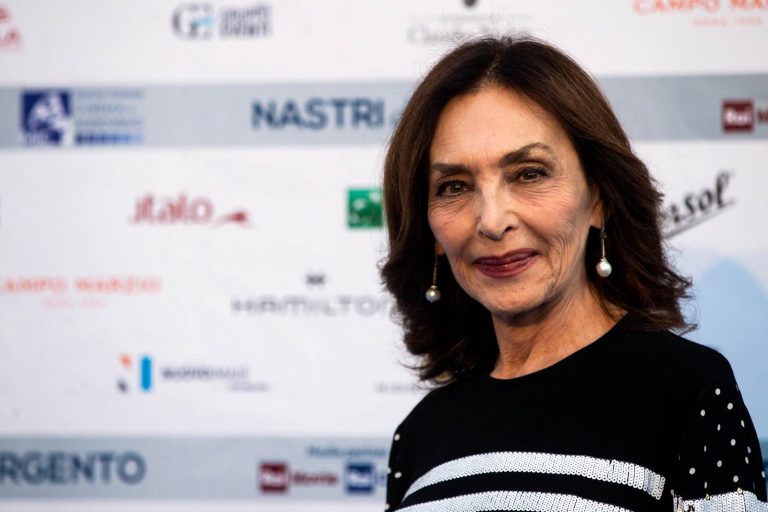 Addio a Maria Rosaria Omaggio: “Morta per…”. Chi era la nota attrice che si è spenta oggi