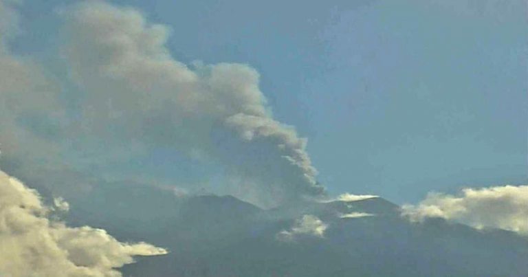 Etna, eruzione in corso: ricaduta di cenere fino a Catania. Ecco gli ultimi aggiornamenti