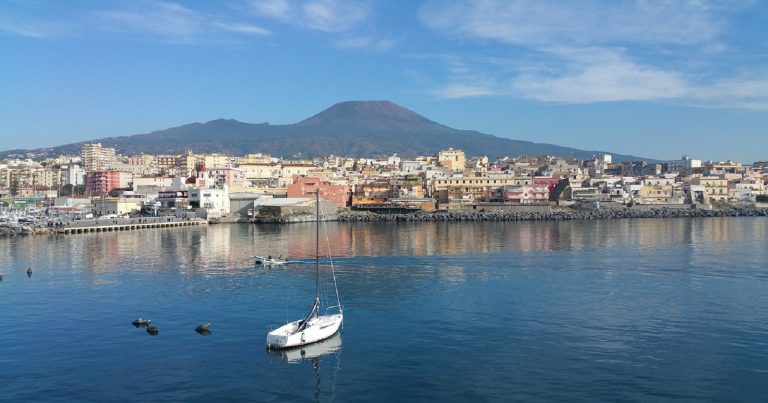 Meteo Napoli – Giornate estive con sole e caldo intenso, qualche temporale nelle zone interne della Campania