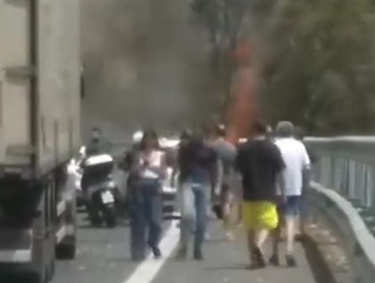 Enorme incendio vicino all’autostrada in Italia: traffico paralizzato. Ecco dove