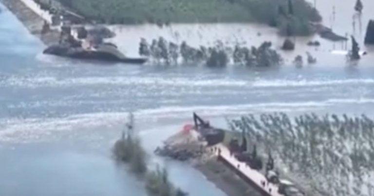 Si rompe la diga sul lago: ci sono oltre 5.000 persone evacuate. Il video