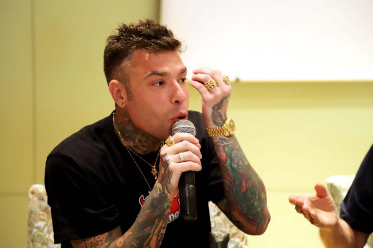 Fedez in ospedale per un’emorragia interna: ecco i primi segnali da non ignorare