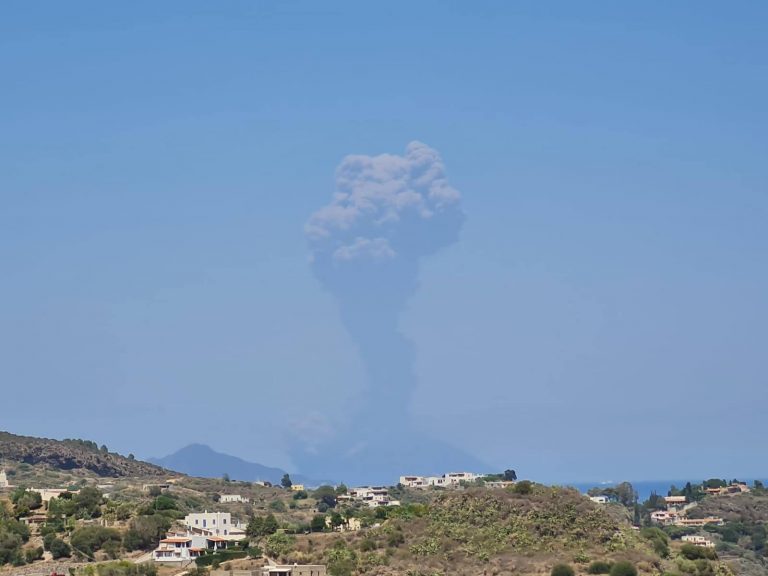 Stromboli, forte esplosione: enorme nube di cenere in cielo. VIDEO