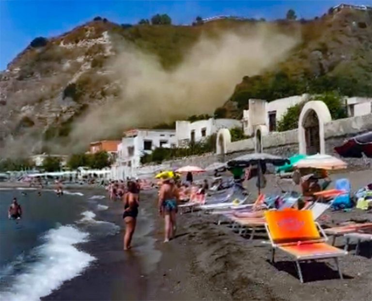 Frana sulla spiaggia in Italia: panico tra i bagnanti. Ecco cos’è successo e dove