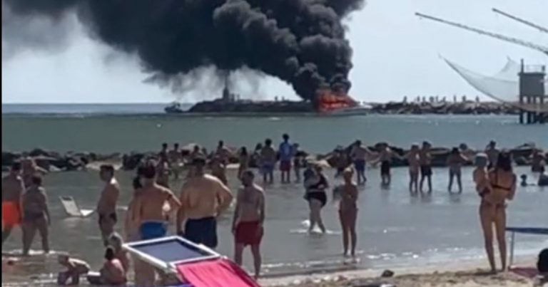 Incendio a bordo di una barca sulla spiaggia italiana, paura tra i bagnanti