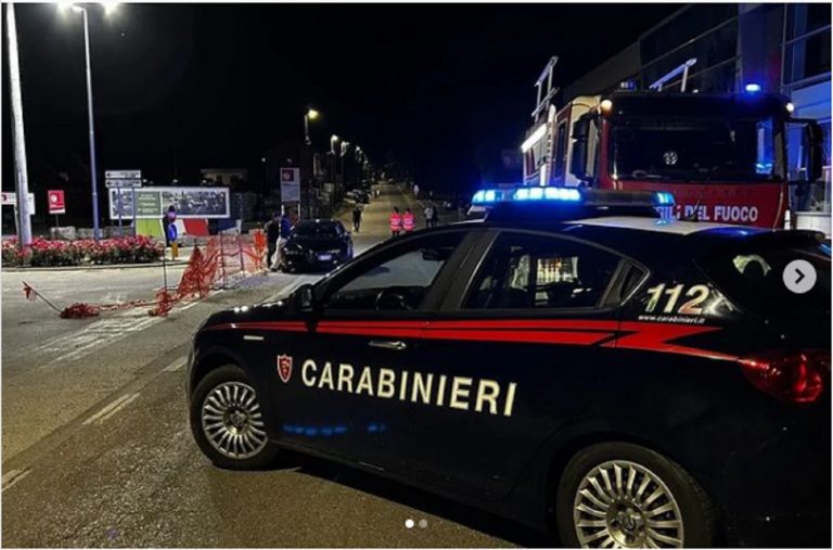 Tragico schianto, quattro giovani perdono la vita in un incidente stradale in Italia