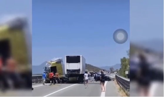 Gravissimo incidente mortale sulla strada statale italiana, polizia sul posto