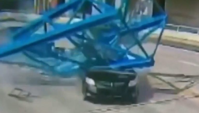 Gru crolla su un’auto, un morto e nove feriti. Ecco cosa è successo e dove, il video