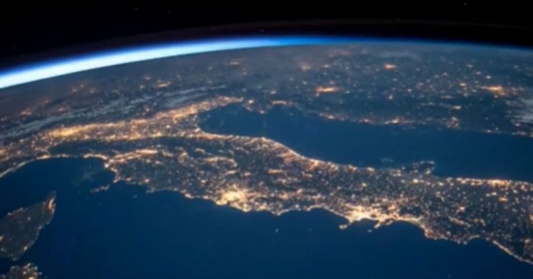 Spettacolo da non perdere stasera in Italia, passaggio molto brillante della Stazione Spaziale (ISS). Orari e info streaming