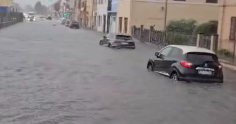 Meteo – Maltempo in Lombardia, nubifragio e grandine si abbattono sull’alta Valle Seriana creando disagi Meteo – Maltempo in Lombardia, nubifragio e grandine si abbattono sull’alta Valle Seriana creando disagi