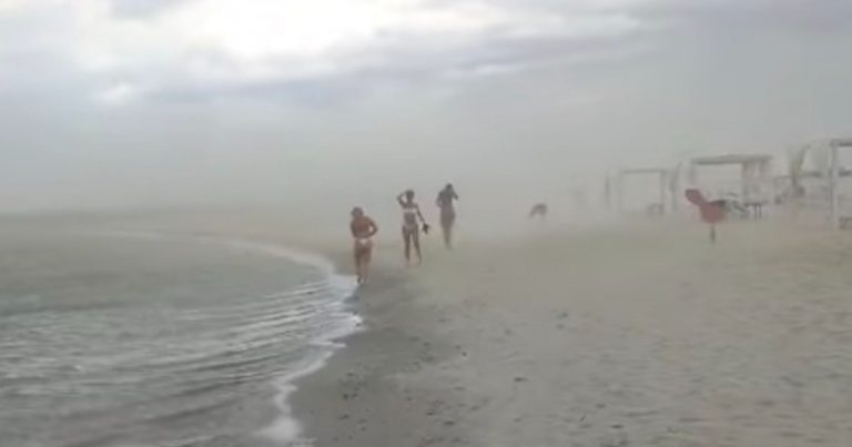 Tempesta di sabbia in spiaggia in Italia, bagnanti spaventati: “Visibilità nulla…” – VIDEO