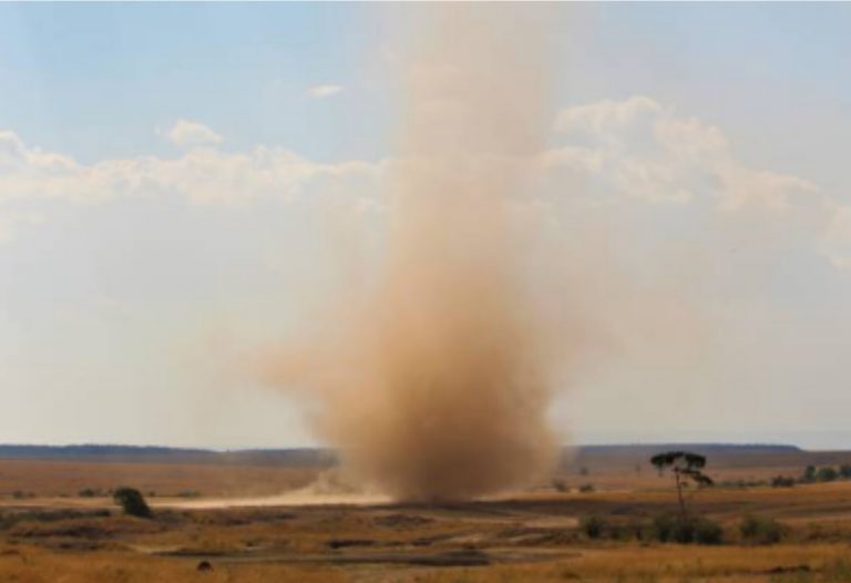 Meteo – Dust Devil si abbatte sullo stabilimento provocando danni e feriti. Il video