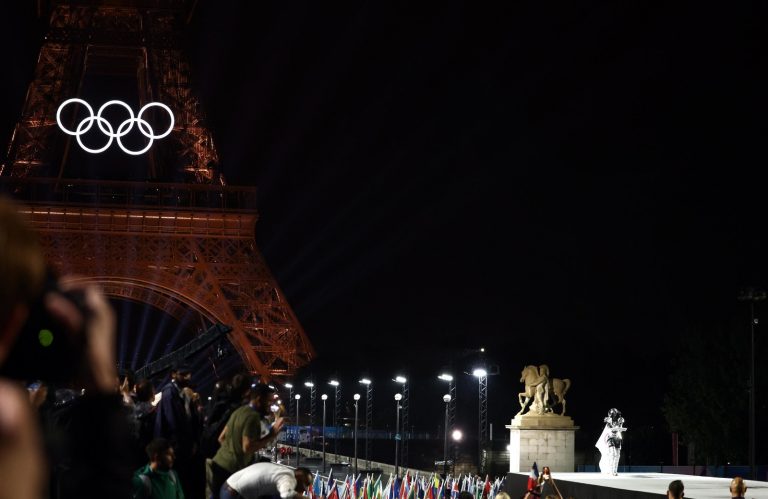 Olimpiadi Parigi, l’atleta fa un gesto in diretta e poi ci ripensa: ecco quale era il significato