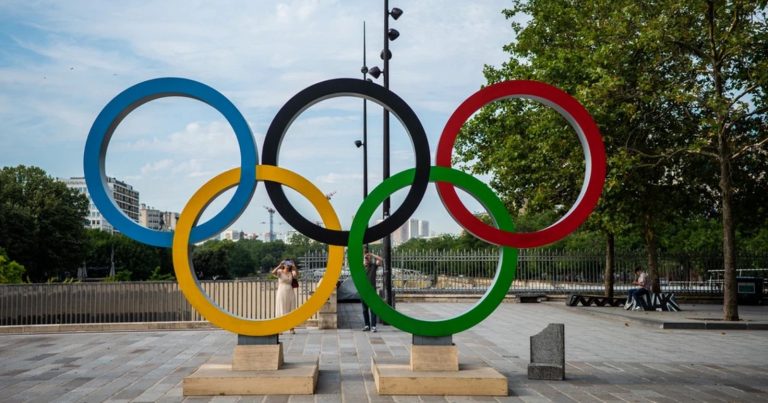 Olimpiadi Parigi, cacciato dalle Olimpiadi dopo una foto ritenuta non appropriata: ecco cosa è successo