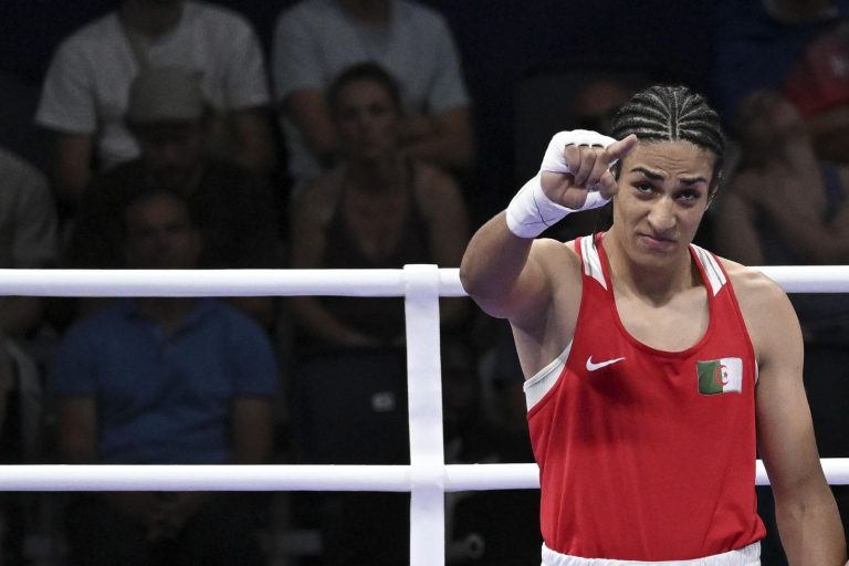 Olimpiadi Parigi, il CT spagnolo di boxe rivela: “Imane Khelif si è allenata con noi, ha fatto male a…”