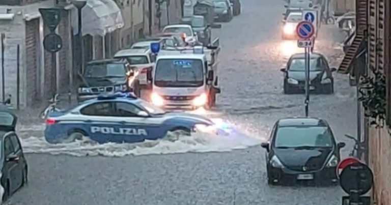 Violento nubifragio in Italia: strade e sottopassi allagati, ci sono black-out. Ecco dove