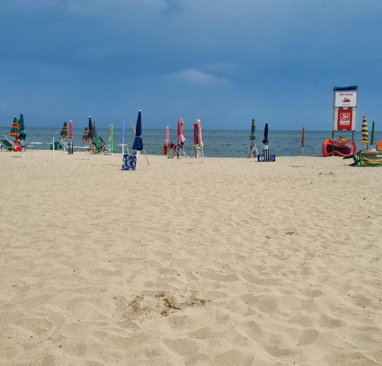 Fulmine in spiaggia ad Alba Adriatica, i testimoni raccontano: “Prima il boato e poi il panico, una scena apocalittica…”