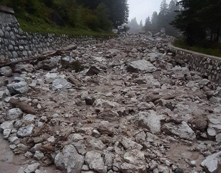 Nuova frana nel Cadore blocca l’accesso a Cortina, gli esperti: “Si sta sbriciolando tutto…”