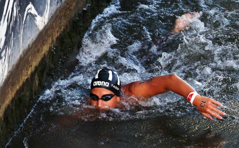 Olimpiadi Parigi, le atlete italiane che hanno nuotato nella Senna: “Sulle braccia sono ricoperte di…”