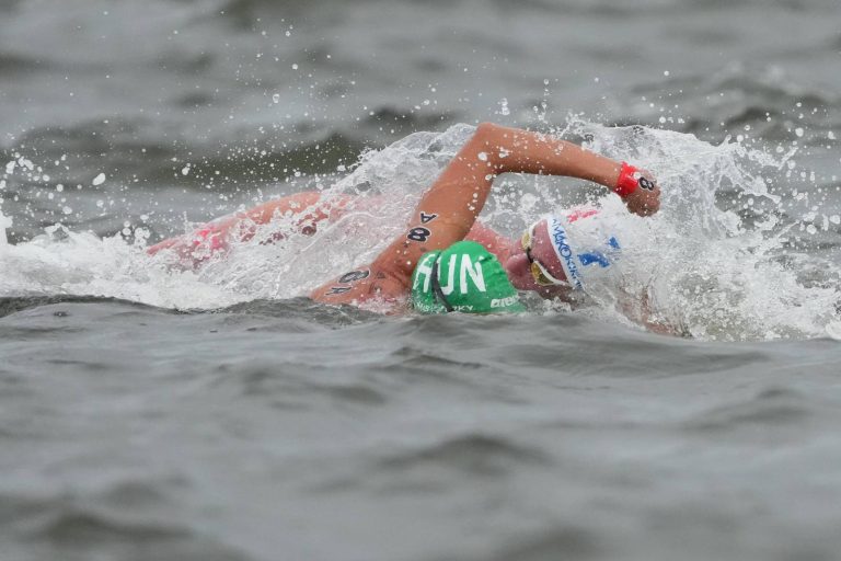 Olimpiadi di Parigi, la nuotatrice rivela: “Nella Senna ho visto pezzi…”