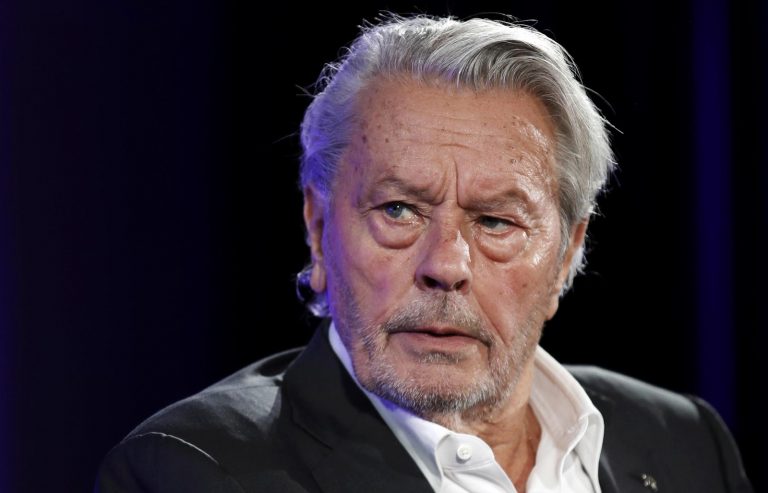 Morte Alain Delon, la Rai cambia la programmazione di oggi: ecco tutti i dettagli