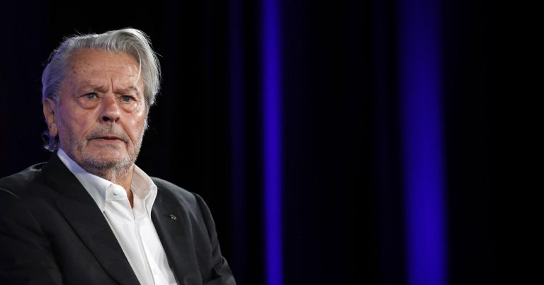 É morto lo storico attore Alain Delon, quella frase detta con fatica: “Voglio morire, la vita…”