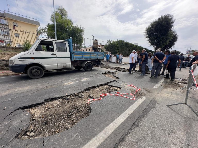 Forte maltempo in Italia, voragine e frana in strada. Ecco cos’è successo e dove