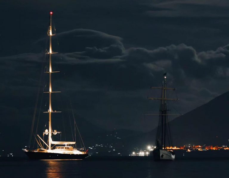 Barca a vela affondata, il pescatore testimone della tragedia racconta: “Il vento ha spezzato l’albero, poco prima…”