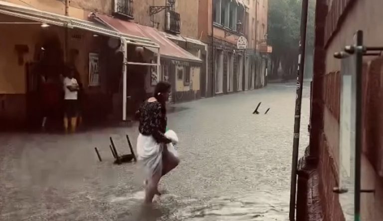 Violento nubifragio allaga la città in poco tempo, strade come fiumi