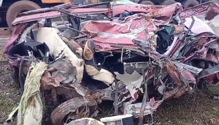 Bus si schianta contro un’auto, almeno 13 morti e 55 feriti. Ecco cosa è successo e dove