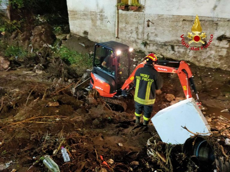 Fiume di fango inonda le strade dopo la frana: ci sono dispersi. Ecco cos’è successo e dove