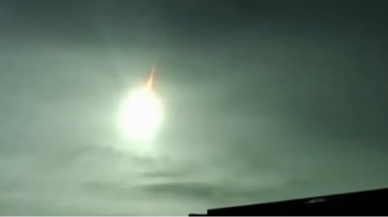 Piccolo asteroide esplode in cielo e illumina la notte: ecco cos’è successo e dove Piccolo asteroide esplode in cielo e illumina la notte: ecco cos’è successo e dove