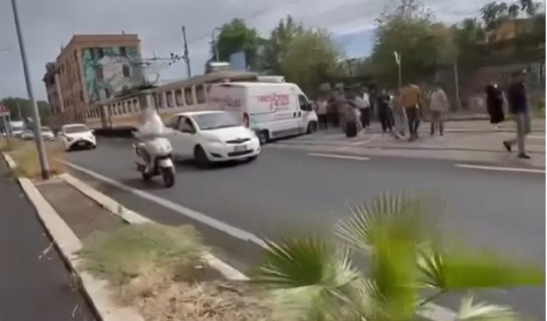 Schianto tra treno e furgone, binari bloccati e folla in strada. Soccorsi sul posto