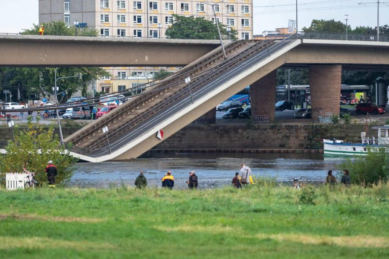 Il ponte è crollato all’improvviso: tratto di 100 metri è precipitato nel fiume. Ecco dove – VIDEO