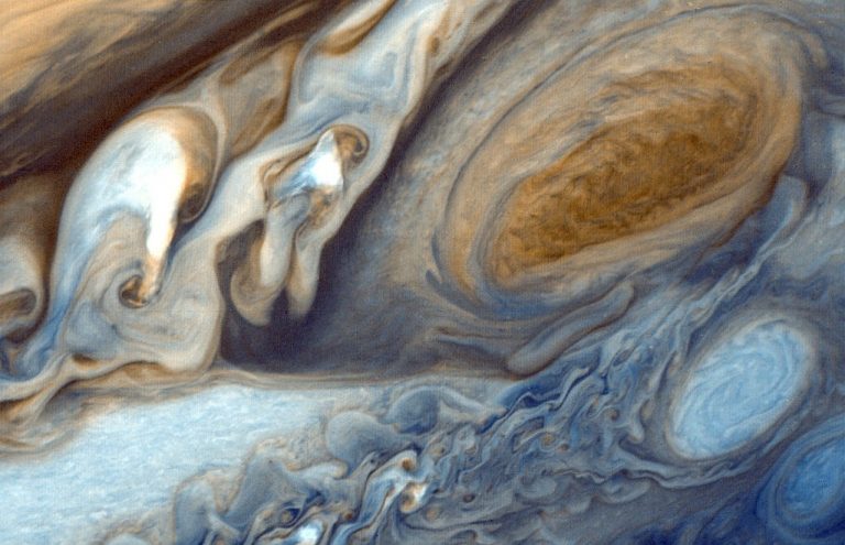 Giove, dalla sonda Juno della Nasa arriva l’immagine di un nuovo vulcano su Io, il luogo geologicamente più attivo del Sistema solare