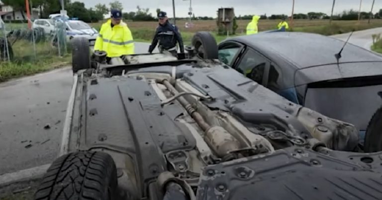 Schianto mortale in Italia, strada chiusa al traffico e soccorsi sul posto