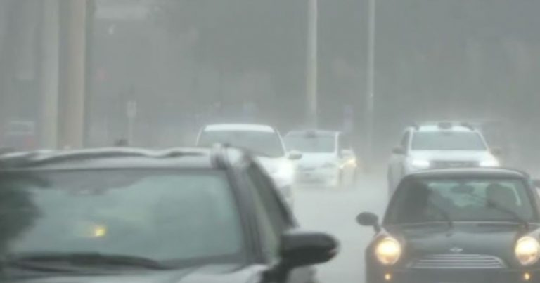 Forte maltempo in Italia, strade come fiumi e scuola chiusa per allagamenti a Alba Adriatica