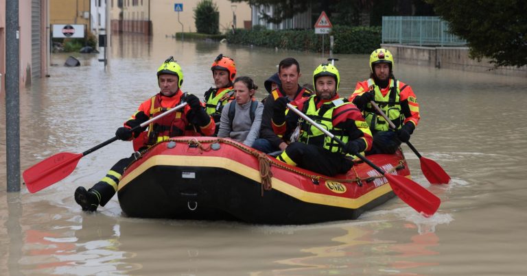 Meteo – Alluvione Emilia Romagna, si cercano 2 dispersi a Bagnacavallo. Ancora scuole chiuse e treni sospesi